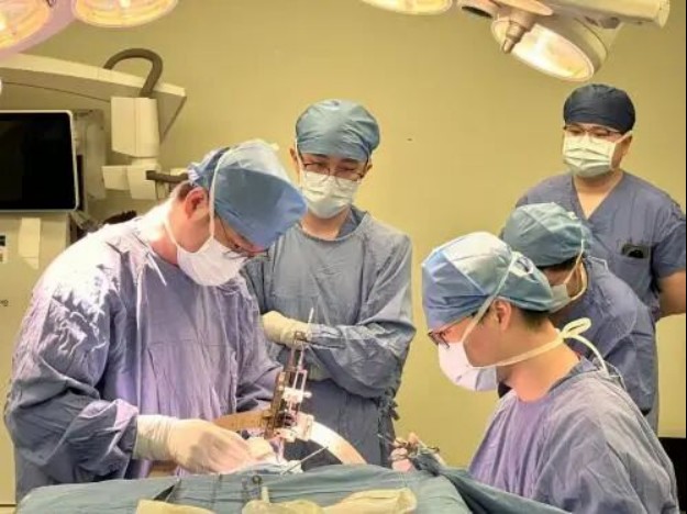 Surgical team at the Second Affiliated Hospital of Guangzhou Medical University implanting a closed-loop deep brain stimulator